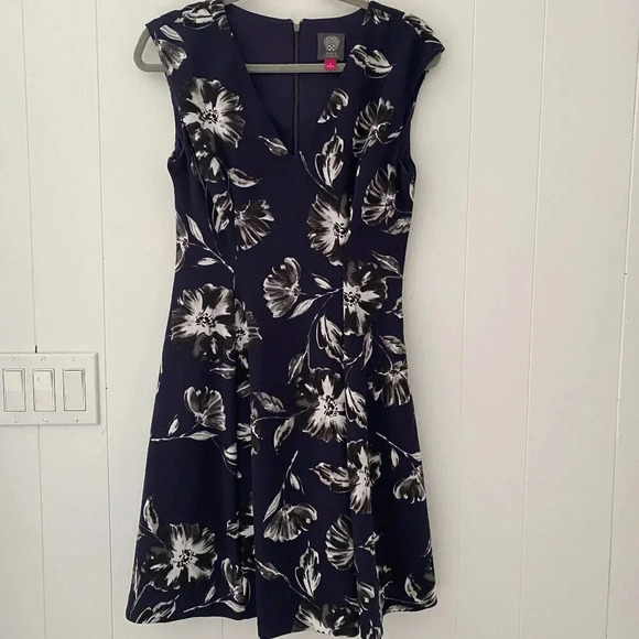 Vince Camuto Dresses & Skirts - Vince Camuto Navy Blue Floral Fit Flare V Neck Stretch Pockets Size 8 M107